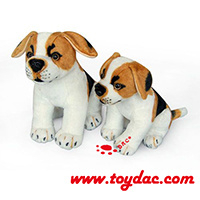 Chiot de couleur animal en peluche réaliste